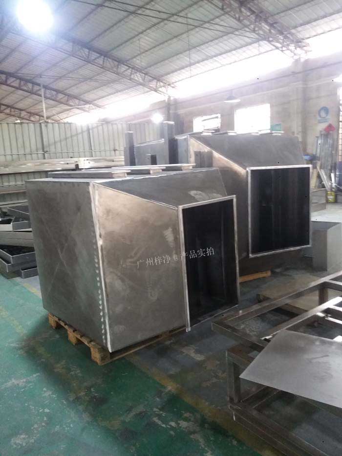 增壓新風柜可根據(jù)不同的通風管道布局，訂做不同的進出風口方向的風柜；