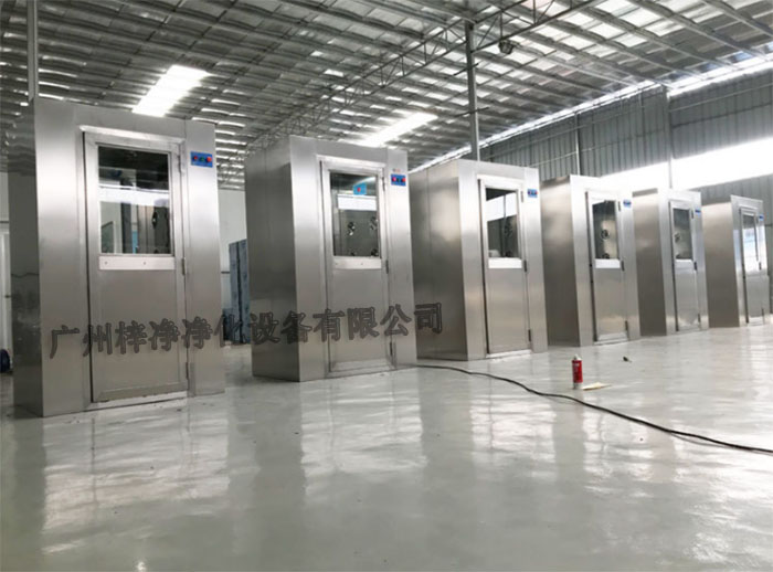 全不銹風(fēng)淋室采用全不銹鋼材質(zhì)制造，具有良好的耐腐蝕性、耐高溫性和耐磨損性。