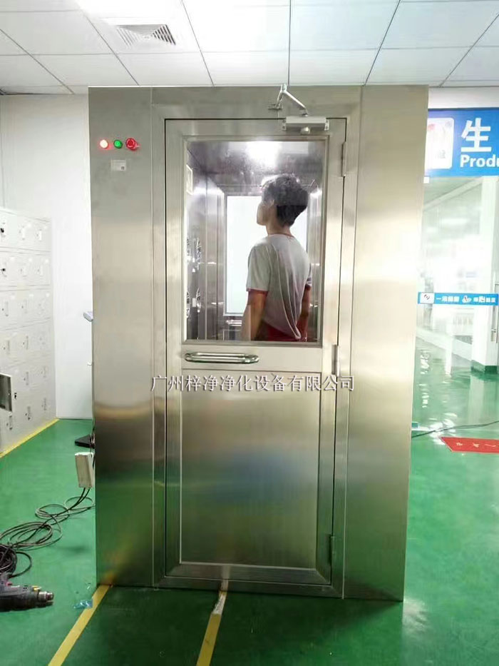 風(fēng)淋室主要是人員或物品的表面除塵，常用于潔凈室的入口處。