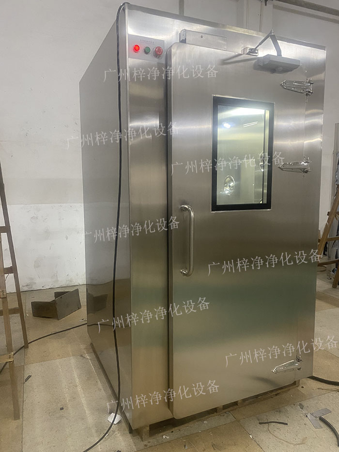 高端滿焊風(fēng)淋室采用滿焊接工藝，無縫連接，防止塵埃進(jìn)入，確保潔凈室的空氣質(zhì)量。