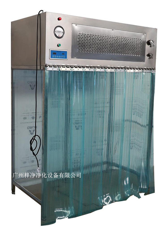 百級潔凈層流罩它主要由箱體、風(fēng)機、初效空氣過濾器、高效空氣過濾器、阻尼層、燈具等組成。