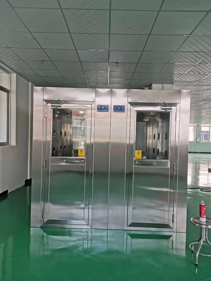 風(fēng)淋室主要功能是確保工作人員在進入潔凈區(qū)前，通過吹淋去除身上的塵埃和微粒。