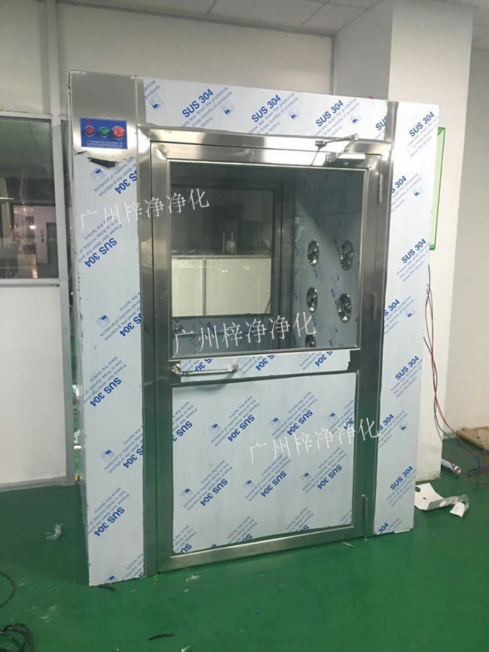 防爆風(fēng)淋室是指風(fēng)淋室的電機、指示燈、照明燈、接線管必須嚴格按照防爆標準