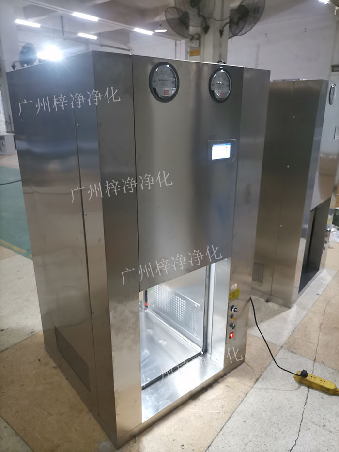 機器人機械臂傳遞窗是通過高精度的傳感器，實現(xiàn)機器人與傳遞窗的精準對接。